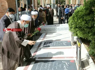 گلباران گلزار شهدای شاهرود با حضور دانشگاهیان