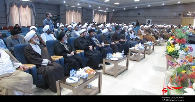 روحانیان باید زوایای زیبای اسلام را به درستی تبیین کنند