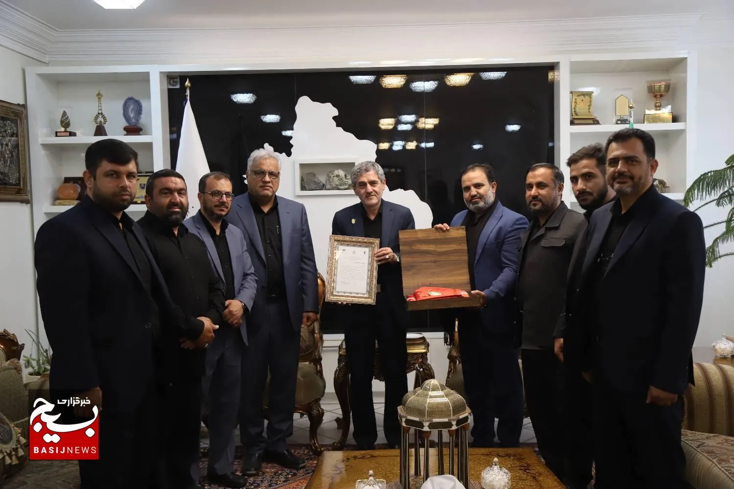 نشان ملی سقا به استاندار فارس اهدا شد