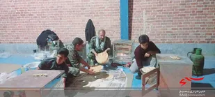 پخت و توزیع 700 قرص نان بین سیلزدگان رودبار جنوب