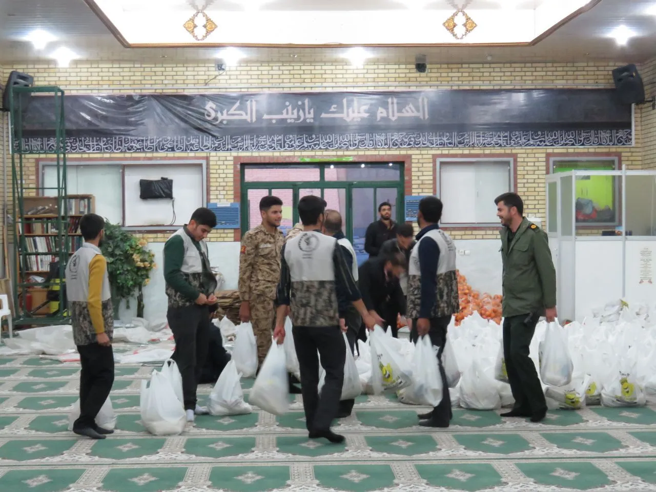 در یلدای مهربانی ۳۰۰ بسته مواد غذایی و میوه به دست مردم فریدن رسید