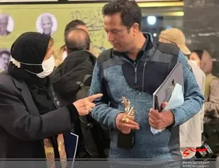 تنديس طوباي زرين چهاردهمين جشنواره هنرهاي تجسمي فجر به هنرمند سيستان وبلوچستان رسيد
