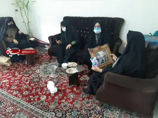 بسیجیان پایگاه خدیجه کبری (س) گرمسار با خانواده شهید "گیلک حکیم آبادی" دیدار کردند
