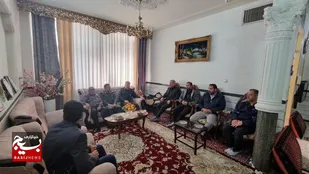 دیدار فرمانده سپاه استان سمنان با خانواده شهید جعفر کشمیر در گرمسار
