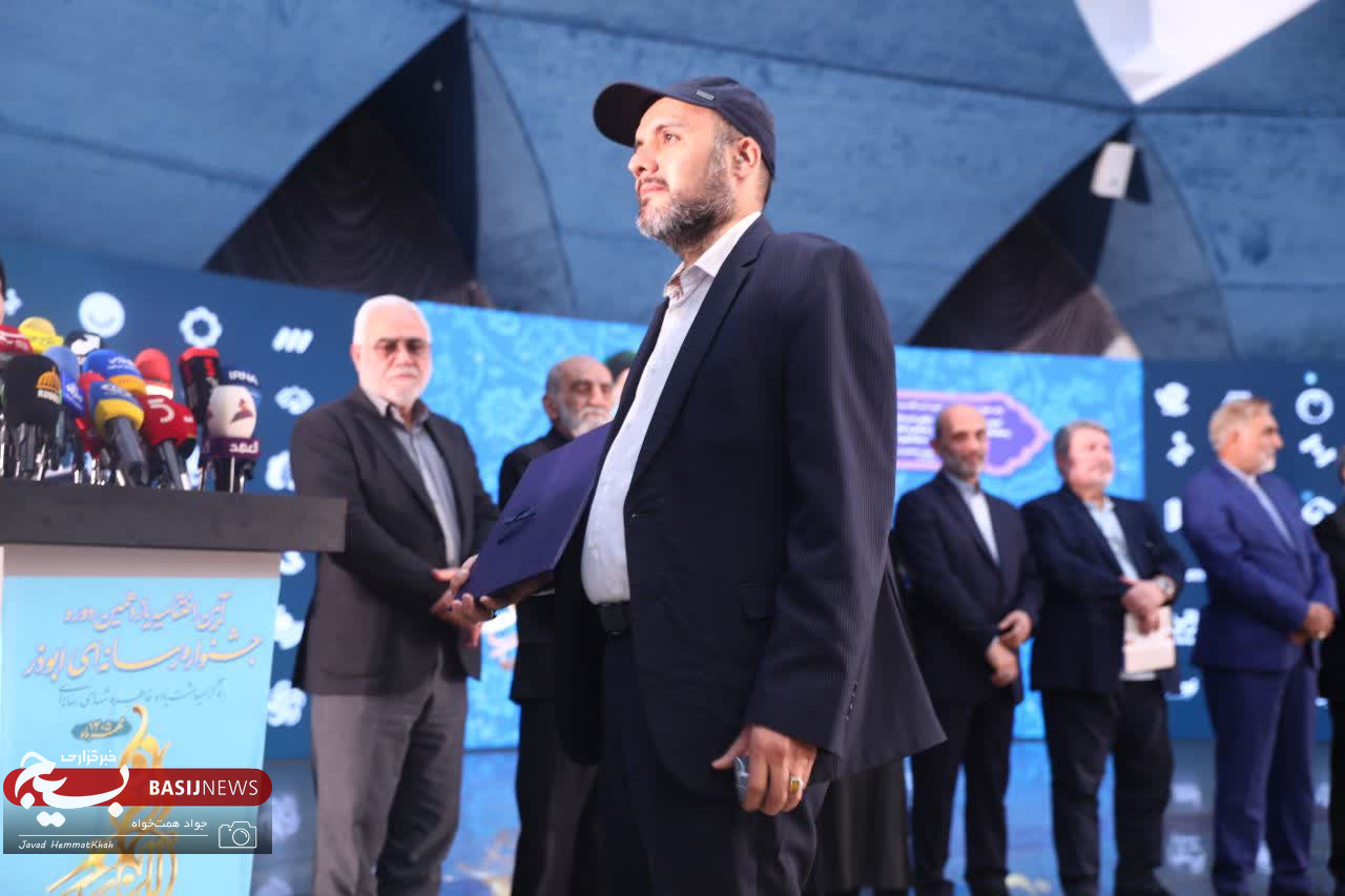 تجلیل از «فرشاد عالی» به عنوان جانباز رسانهای جنگ تحمیلی ۱۲ روزه در جشنواره ابوذر تجلیل از «فرشاد عالی» به عنوان جانباز رسانهای جنگ تحمیلی ۱۲ روزه در جشنواره ابوذر