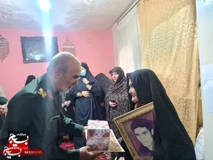 دیدار سردار افراسیابی با خانواده شهدای دفاع مقدس روستای کورده