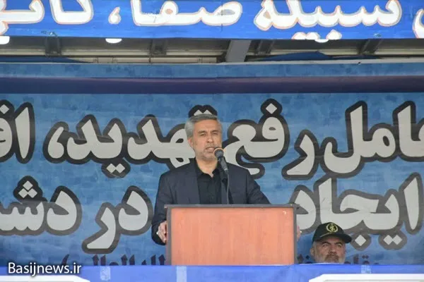 لزوم انتقال فرهنگ دفاع مقدس در جامعه/ فراجا باید با تمام توان در مقابل دسیسه‌های دشمن ایستادگی کند