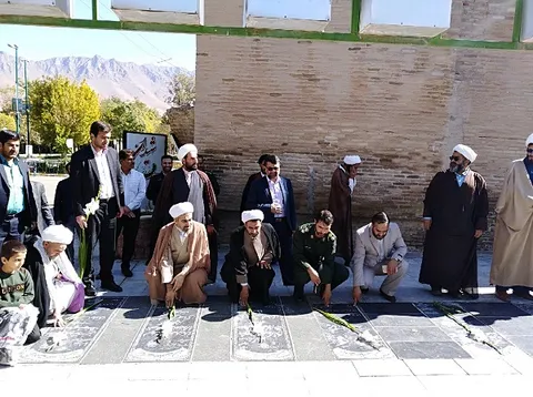گلباران و عطر افشانی ضریح مطهر امام زاده سهل ابن علی و قبور مطهر شهدای 8 سال دفاع مقدس بمناسبت هفته بسیج دانش‌آموزی