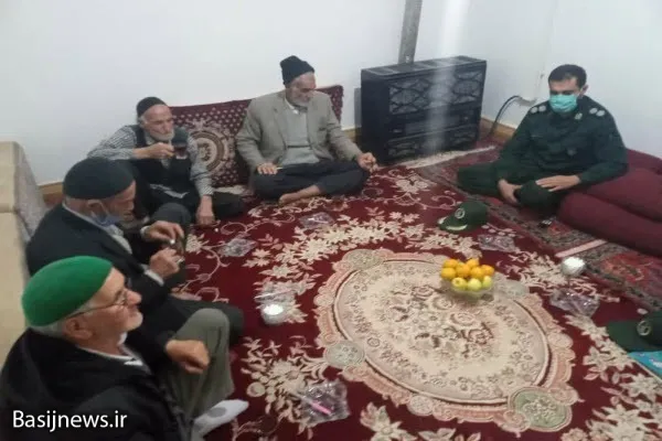 دیدار فرمانده سپاه فامنین با خانواده شهید «حسنی»