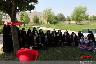 تجلیل از دختران نوجوان محجبه در شهر بن