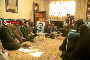 دیدار فرمانده سپاه استان خراسان رضوی با خانواده شهید حسین زینال زاده