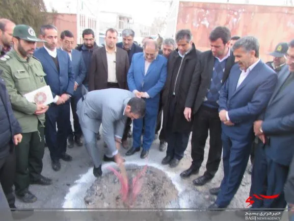 کلنگ ساخت ساختمان جدید بنیاد شهید شهرستان شازند به زمین زده شد.