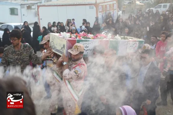 استقبال مردم چاه مبارک از پیکر شهید گمنام