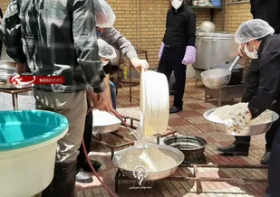 طبخ و توزیع ۴۰۰ پرس اطعام  توسط جوانان رضوی در شهرستان قزوین