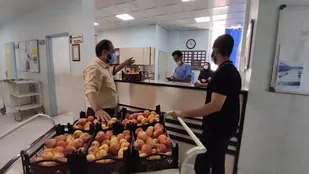 توزیع میوه و  آب میوه و سوپ گرم بین بیماران کرونایی