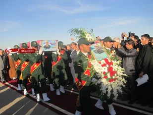 استقبال از سردار شهید حسین همدانی در فرودگاه همدان