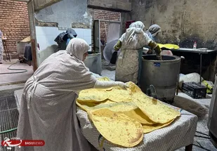 پخت ۱۲ هزار قرص نان از سوی بانوان بسیجی پاسارگادی برای زائران اربعین
