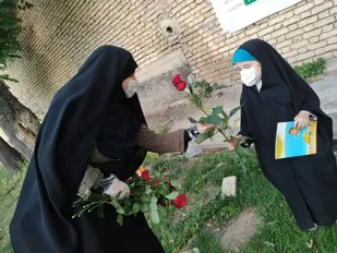 اهدای گل به بانوان در شهرکرد