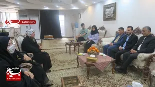دیدار معاون پرورشی و فرهنگی اداره کل آموزش و پرورش خوزستان با خانواده شهدای مدافع حرم و خانواده پیشکسوتان امور تربیتی