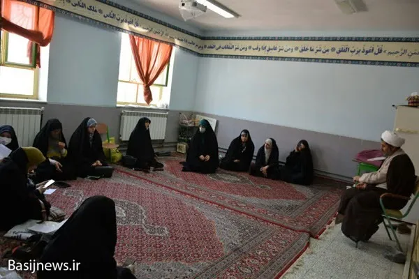 ارائه خدمات فرهنگی وآموزشی به همت گروه جهادی خواهران در روستای رایکان اولیا