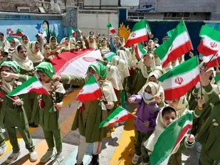حمایت دانش آموزان فیروزکوهی از عملیات سپاه علیه رژیم صهیونیستی
