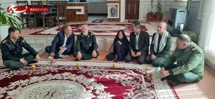 دریادار فدوی با خانواده شهیدان زالی در بویین میاندشت دیدار کرد.
