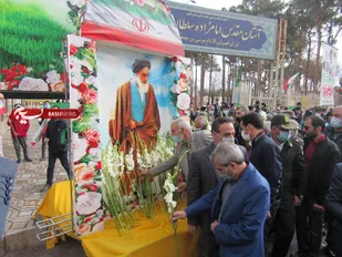 تمثال مبارک حضرت امام خمینی (ره) در نایین گلباران گردید.