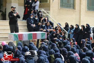 وداع دانش آموزان با پیکر مطهر شهید گمنام دفاع مقدس در مهرشهر کرج
