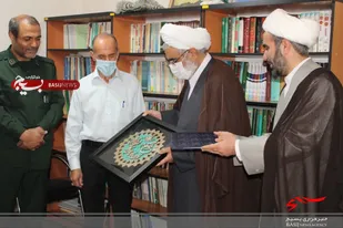 تجلیل مسئول دفتر نمایندگی ولی فقیه در سپاه ناحیه مقاومت بسیج امام هادی(ع) از امام جمعه مهرشهر