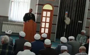 دفاع مقدس نقطه عطف وحدت و همدلی تمامی مذاهب و اقوام ایرانی بود / عمل به قرآن کریم باعث عزتمندی و تعالی مسلمانان میشود.