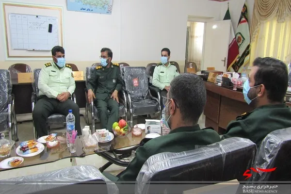 فرمانده ناحیه مقاومت بسیج سپاه کنارک با فرمانده و کارکنان نیروی انتظامی شهرستان دیدار و گفتگو کردند