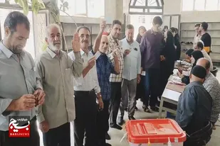 حضور حماسی اهالی روستای تکه نهاوند در دومین مرحله انتخابات ریاست جمهوری