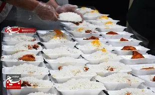 طبخ و توزیع بیش از هفت هزار وعده غذای گرم بین عزاداران حسینی در تایباد