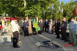 ادای احترام خادمین حرم رضوی به شهدای نهاوند