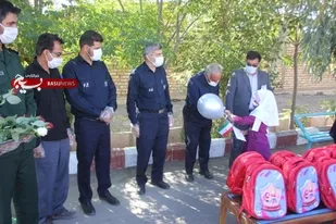همزمان با آغاز هفته دفاع مقدس ،بیش از1300 بسته لوازم التحریر به دانش آموزان  بهشت وحدت زرند  اهدا شد