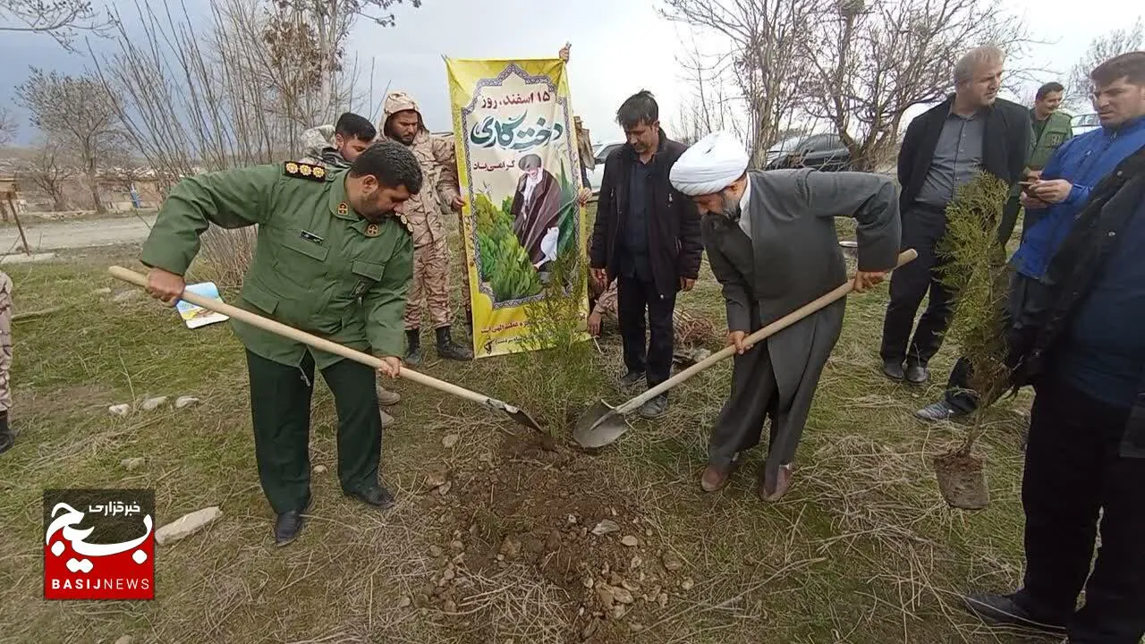 کاشت ۲۰۰ اصله نهال توسط سپاه سردشت