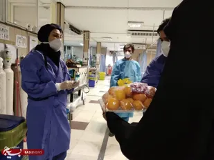 تجلیل خواهران بسیجی حوزه 370 شفاعت سپاه ناحیه ری  از مدافعان سلامت در بیمارستان فیروزآبادی
