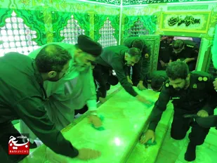 غبارروبی ضریح مطهر امامزاده یحیی(ع) با حضور کارکنان تیپ 12 قائم(عج) سمنان
