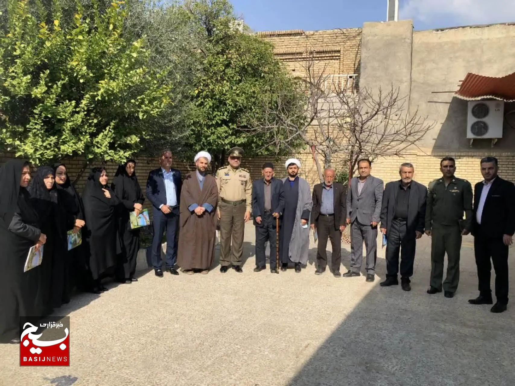 دیدار و تجلیل از خانواده های شهدا توسط فرمانده گروه ۴۲۲ نزاجا در شهرستان باغملک