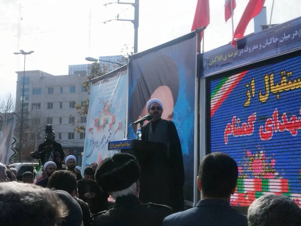 شهیدان وقتی آمده اند که دشمنان کوردل قصد داشتند دشمن را دوست جلوه دهند