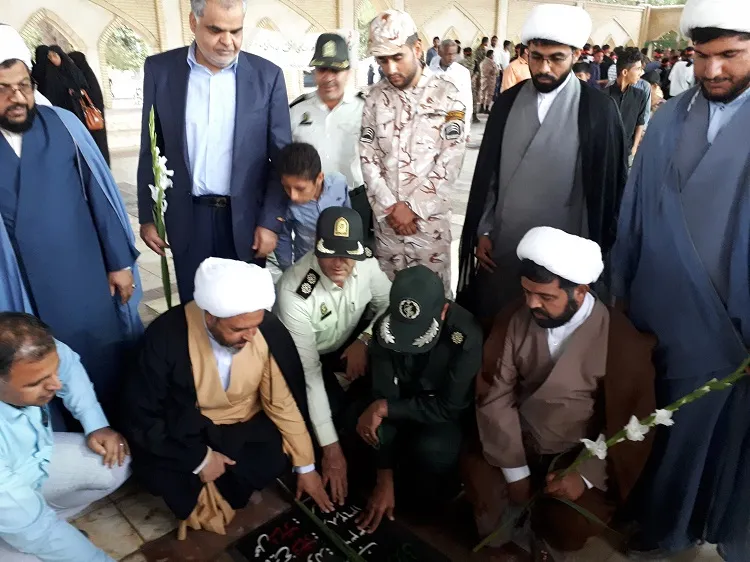 غباروبی قبور مطهر شهیدان میناب در هفته بسیج دانش آموزی