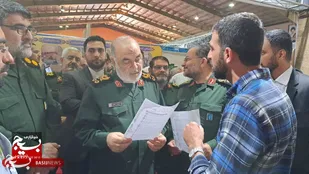 بازدید فرمانده کل سپاه از غرفه پایگاه بسیج شهید دانشگر+عکس