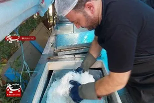 کام شیرین زائران اربعین حسینی با تولید و توزیع فالوده شیرازی به همت بچه&zwnj;های مسجد حیدر زرقان