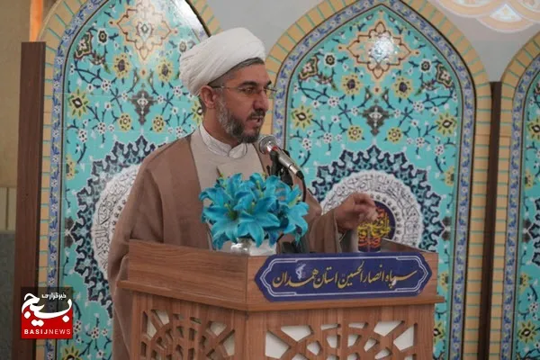پاسداران باید با قرآن کریم مأنوس باشند