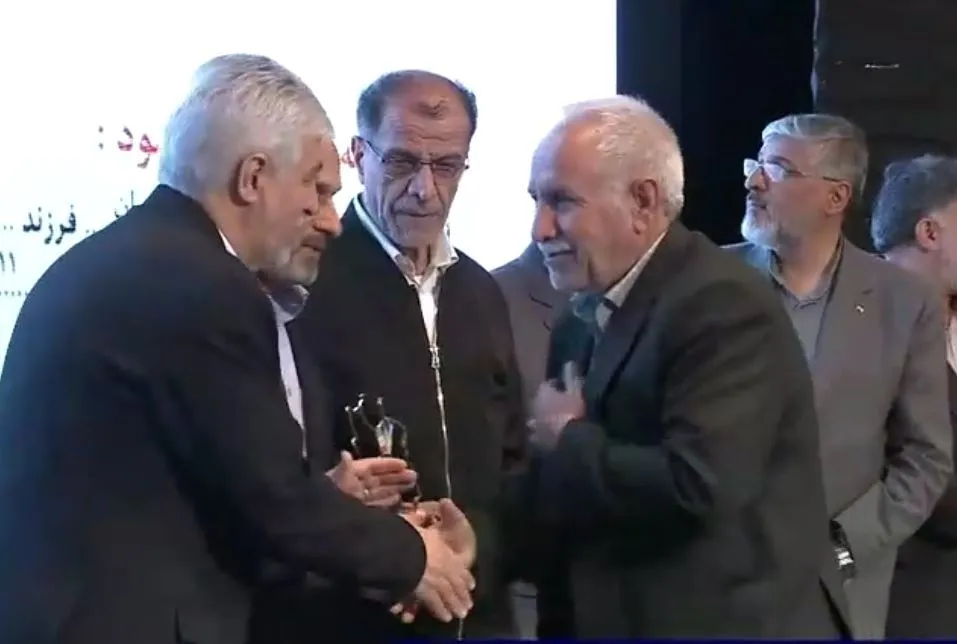 تقدیر از خانواده شهید روح‌الله عجمیان ورزشکار رشته تکواندو در مراسم برترین‌های ورزش ایران+ویدئو