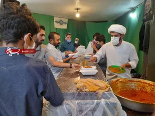 افطاری 800 پرس توسط پایگاه خواهران و برادران به نیازمندان