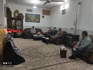 دیدار با خانواده شهدا توسط بسیجیان حوزه مقاومت بسیج روح الله ناحیه مرکزی