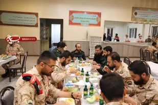 دیداری صمیمی از جنس سرباز وطن بودن بر سر سفره سحری