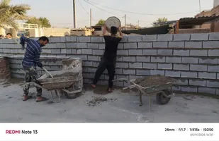 ساخت دیوارهای منزل یک خانواده نیازمند توسط گروه های جهادی ناحیه مقاومت بسیج آغاجاری