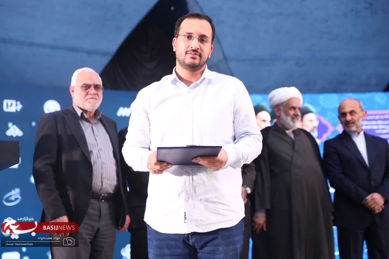کسب رتبه نخست مدیر مرکز آفرینش فرهنگی هنری بسیج گیلان در جشنواره ملی ابوذر کسب رتبه نخست مدیر مرکز آفرینش فرهنگی هنری بسیج گیلان در جشنواره ملی ابوذر